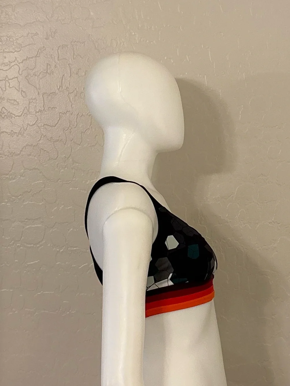 NO AK’OI Geometric Pattern Sports Bra Size Small
